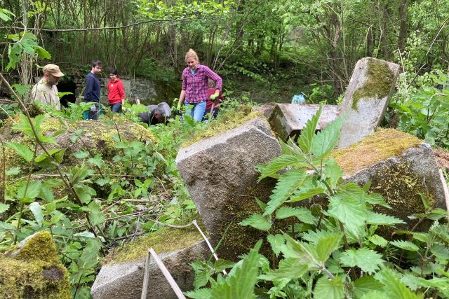 Staré německé náhrobky vyprošťují ze skládky v Zubrnicích dobrovolníci | foto: Daniela Pilařová,  Český rozhlas