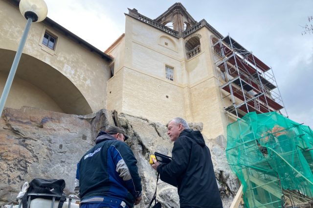 Skalní masiv pod glorietem zámku v Děčíně zřejmě ukrývá tajnou chodbu | foto: RTG-Tengler