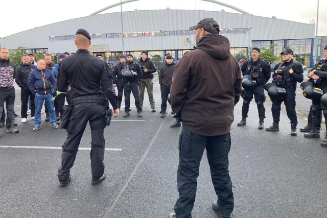 Policisté si v Chomutově procvičovali zásah proti neukázněným a agresivním fanouškům | foto: Jan Beneš,  Český rozhlas