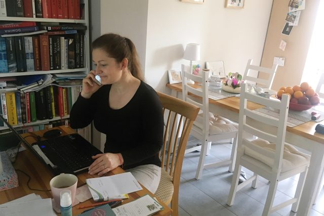 Lenka Rucká připravuje studenty k maturitě z angličtiny z improvizovaného kabinetu ve své kuchyni | foto: Jana Vitásková,  Český rozhlas