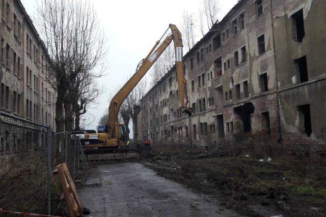Bourání ruin domů v ulici Na Nivách v ústeckých Předlicích začalo | foto: Jan Bachorík,  Český rozhlas