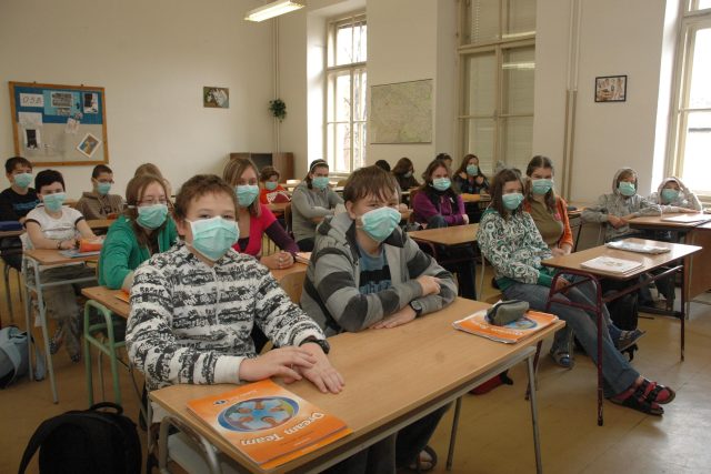 Školáci s rouškami ve třídě  (ilustr. obr.) | foto:  Pavel Ryšlink,  CNC / Profimedia