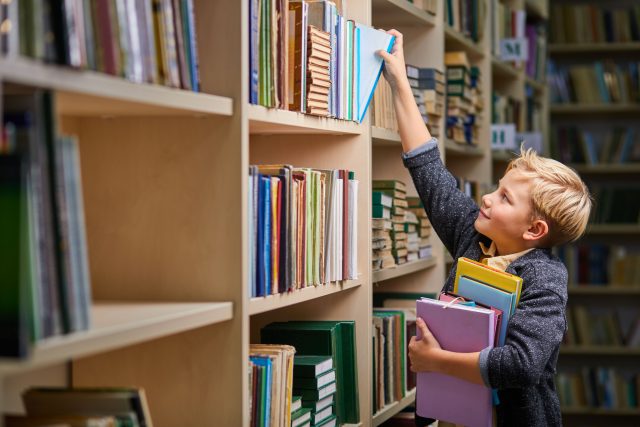Dítě v knihovně  (ilustr. footo) | foto: Shutterstock