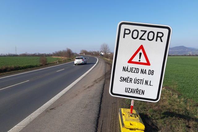 Uzavřený nájezd na dálnici D8 u Lovosic  (exit 45) kvůli opravám | foto: Dagmar Cestrová,  Český rozhlas,  Český rozhlas