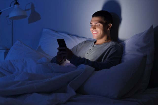 Mladý muž s mobilním telefonem | foto: Shutterstock