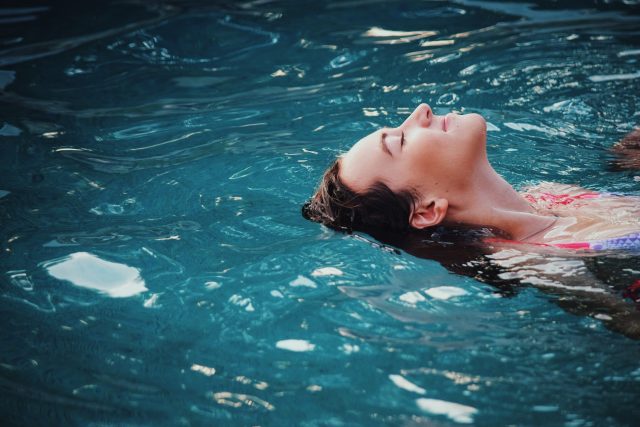 Žena ve vodě | foto: Fotobanka Unsplash