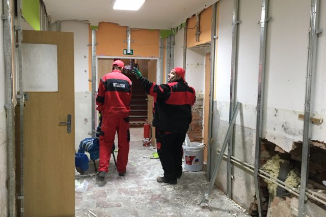 Dělníci opravují požárem poškozený domov pro zdravotně postižené ve Vejprtech | foto: Jan Beneš,  Český rozhlas