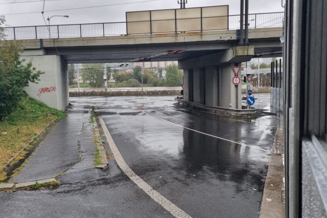 Pohled za protipovodňovou stěnu na křižovatce z centra Ústí nad Labem na Mariánský most | foto: Jan Bachorík,  Český rozhlas