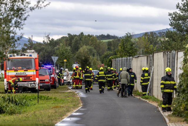 Hasiči stavějí protipovodňové zábrany u řeky Labe,  14. září 2024,  Křešice,  Litoměřicko | foto: Vojtěch Hájek,  ČTK