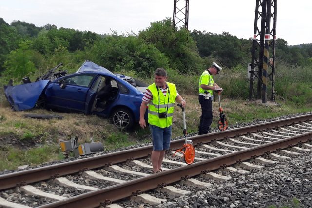 Srážka vlaku a osobního auta u Hořetic | foto: Libor Želinský