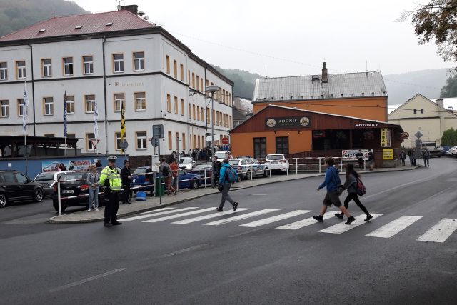 Policista dohlíží na bezpečnost školáků u přechodu pro chodce ve Velkém Březně | foto: Jan Bachorík,  Český rozhlas