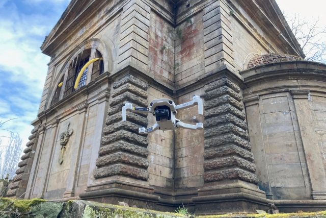 Památkáři mapují pomocí dronu Dittrichovu hrobku v Krásné Lípě – město ji chce opravit | foto: Daniela Pilařová,  Český rozhlas