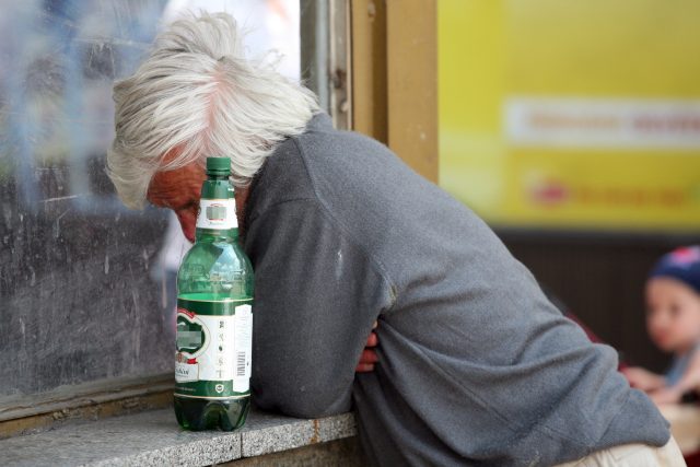 Alkohol na veřejnosti  (ilustr. foto) | foto: Profimedia