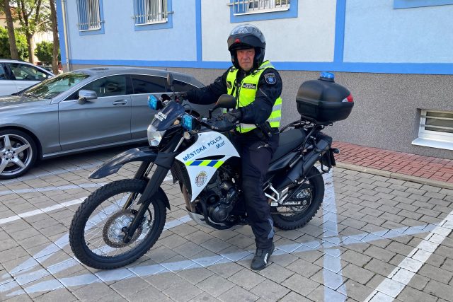 Mostečtí strážníci začali vyrážet na hlídky na motorkách a jízdních kolech | foto: Jan Beneš,  Český rozhlas