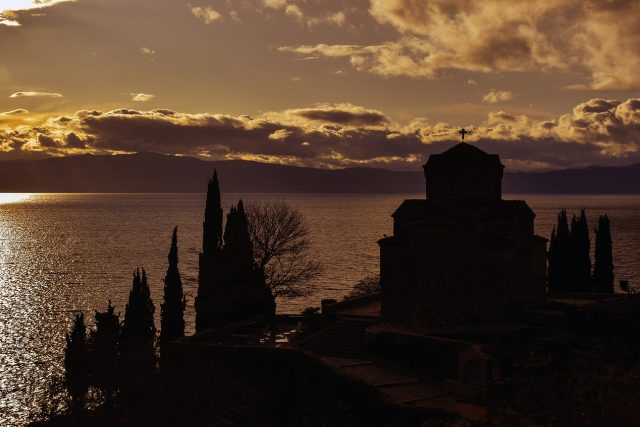 Pohled na Ochridské jezero s kostelem sv. Jana Evangelisty v severomakedonském Ochridu | foto: fotobanka Max Pixel
