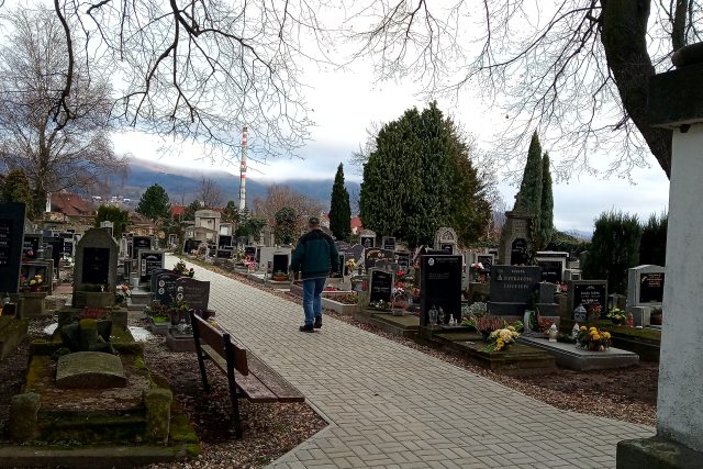 V Novosedlicích na Teplicku postupně opravují hřbitov,  teď to byly nové cesty | foto: Jana Vitásková,  Český rozhlas