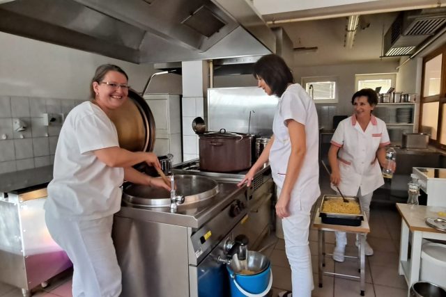Kuchařky ve školní jídelně  (ilustr. foto) | foto: Kristýna Barchini,  Český rozhlas