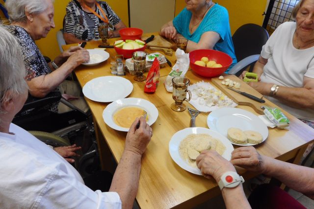 Klienti jednoho z domovů pro seniory v Mostě spolu čas od času vaří,  prospívá to procvičování poznávacích funkcí,  společně si i zavzpomínají | foto: Petra Hreňuková