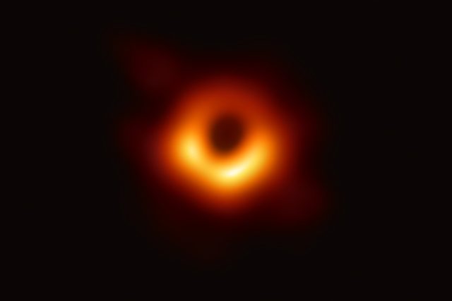 Vědci zveřejnili první snímek černé díry | foto: Fotobanka Profimedia