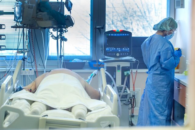 Pacient s covidem-19 v nemocnici | foto: Profimedia