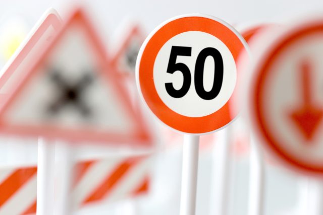Dopravní značka Nejvyšší dovolená rychlost 50 km | foto: Profimedia