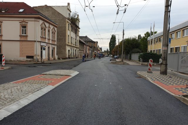 Pokládka asfaltu v Hrbovické ulici | foto: Jan Bachorík,  Český rozhlas