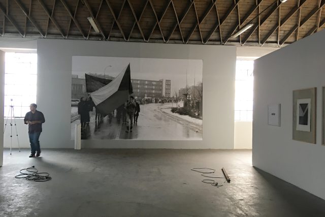 Výstavě vévodí záběr z demonstrace v Ústí nad Labem z 22.11.1989 | foto: Gabriela Hauptvogelová,  Český rozhlas