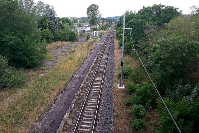 Vlaky v Tvršicích zastavují na znamení,  ale měnírna pro elektrifikovanou trať je funkční | foto: Jana Vitásková,  Český rozhlas
