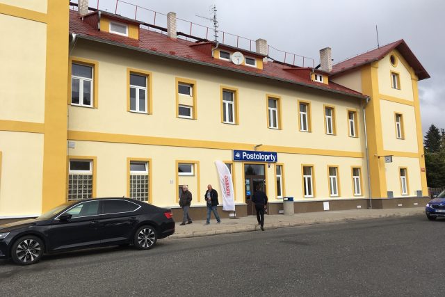 Budova vlakového nádraží v Postoloprtech po opravě | foto: Jan Beneš,  Český rozhlas