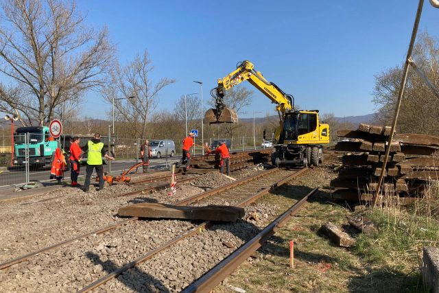 Při rekonstrukci tramvajové trati z Litvínova do Záluží mizí betonové sloupy vedení | foto: Jan Beneš,  Český rozhlas