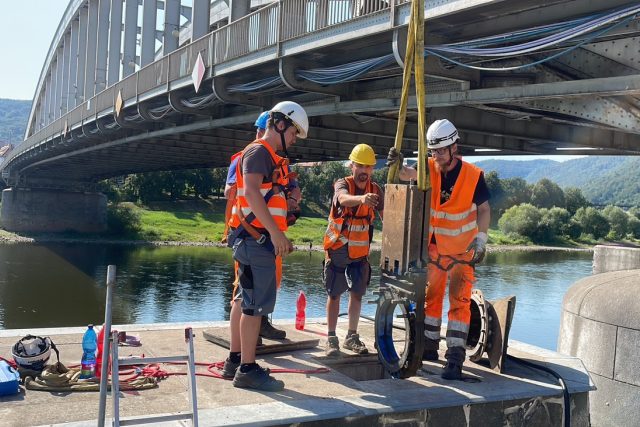 Ústí nad Labem,  silnice u Benešova mostu. Vytažení protipovodňové klapky | foto: Robin Röhrich