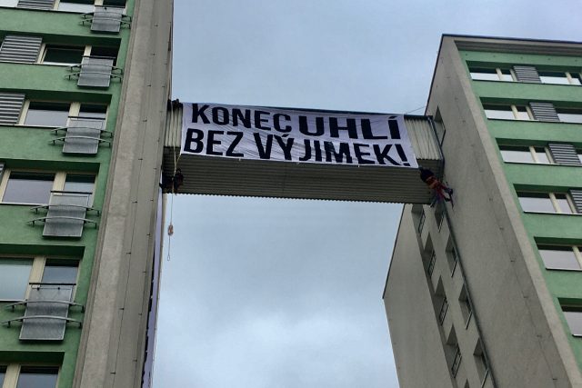Transparent proti těžbě uhlí na budově společnosti SEV.EN ENERGY v Mostě | foto: Jan Beneš,  Český rozhlas