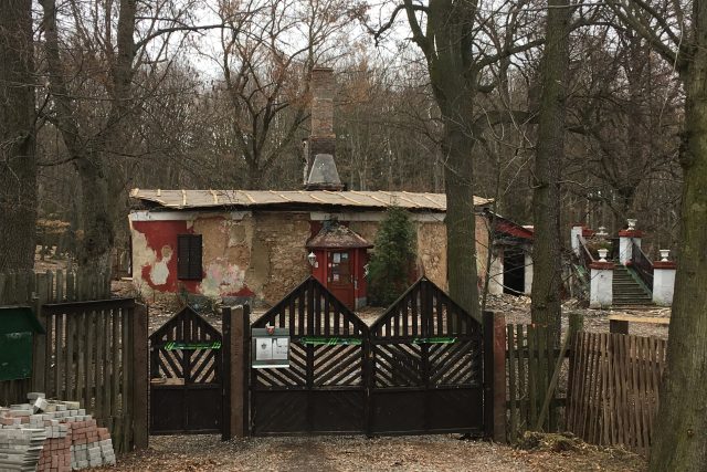 Oheň loni v září zničil skoro celý zámeček Dvojhradí ve Mstišově | foto: Gabriela Hauptvogelová,  Český rozhlas