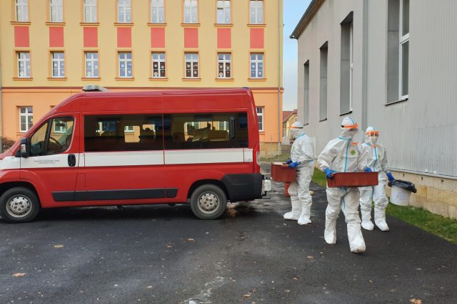 S plošným testováním učitelů na covid-19 pomáhali hasiči například v Jiříkově | foto: Jan Bachorík,  Český rozhlas