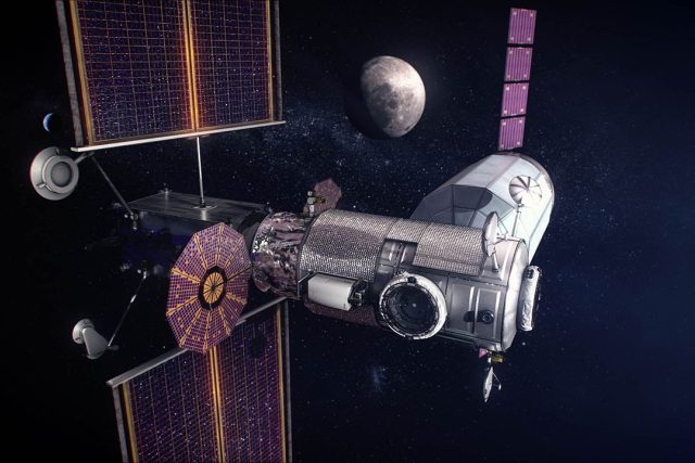 Umělecká představa lunární kosmické stanice Gateway. Základní moduly PPE a HALO s připojenou zásobní lodí | foto: NASA Public Domain