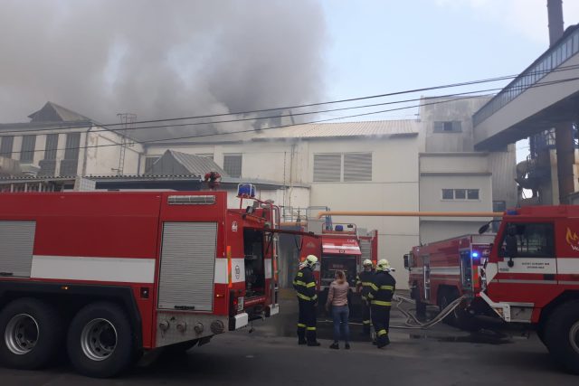 Devět hasičských jednotek vyjelo do sklárny v Bílinské ulici v Duchcově,  kde praskla vana na tavení skla | foto: HZS Ústeckého kraje