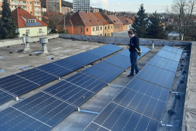 Solární panely na střeše budovy  (ilustr. foto) | foto: Lucie Heyzlová,  Český rozhlas