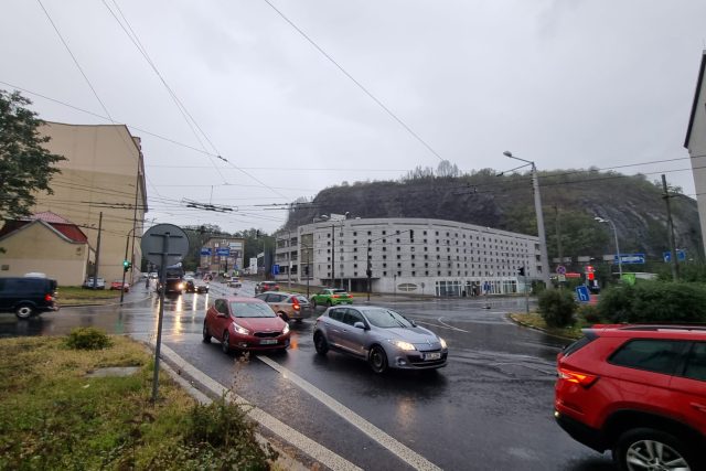 Semafory na křižovatce na Předmostí v Ústí nad Labem řídí přímo policisté | foto: Jan Bachorík,  Český rozhlas