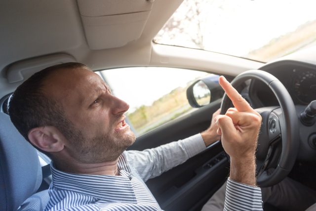 Neslušné gesto za volantem  (ilustrační foto) | foto: Profimedia