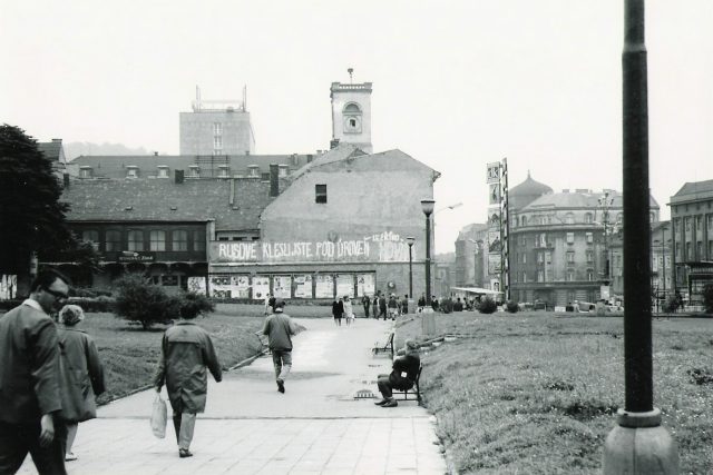 Ústí nad Labem - pohled na Mírové náměstí směrem od budovy KNV - srpen 1968 | foto: Jiří Vorlíček