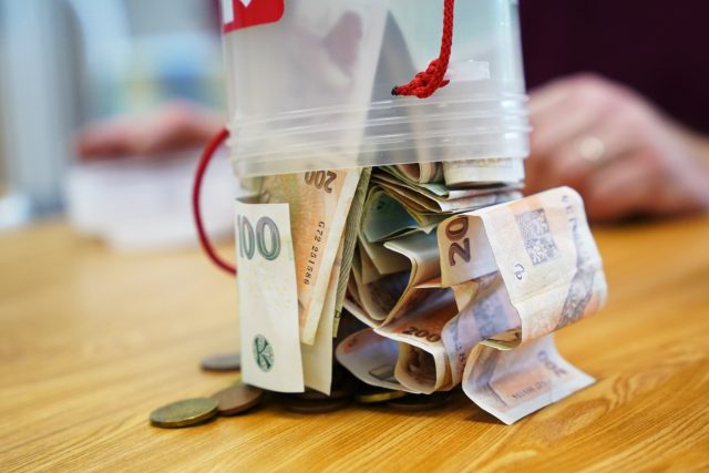 Peníze z Tříkrálové sbírky | foto: Jan Kordina