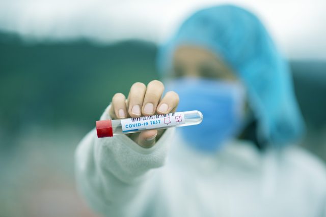 Testování přítomnosti koronaviru  (ilustr. obr.) | foto: Fernando Zhiminaicela,  Pixabay