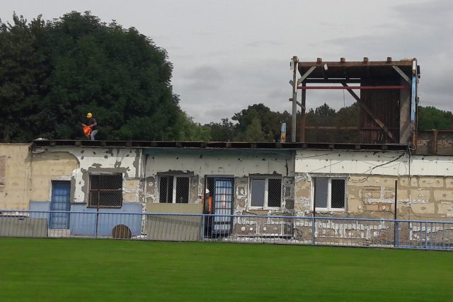 Bourání starých objektů na stadionu v Lounech. Vpravo ční k nebi ještě zbytek staré tribuny,  zbytek už je zbouraný | foto: Libor Želinský
