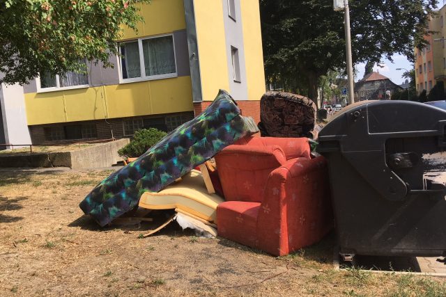 Vyhozený velkoobjemový odpad se na někkterých místech v Rumburku objevuje každý den | foto: Daniela Pilařová,  Český rozhlas
