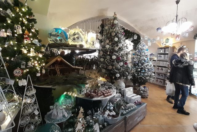 Kouzlo Vánoc. Dílna a prodejna vánočních ozdob v Krupce. | foto: Zuzana Zejdová,  Český rozhlas