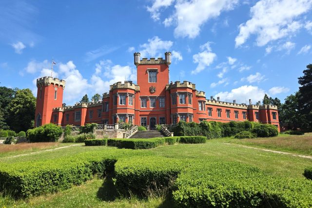 Hrádku u Nechanic se přezdívá kamenný motýl | foto: Vladislava Wildová,  Český rozhlas