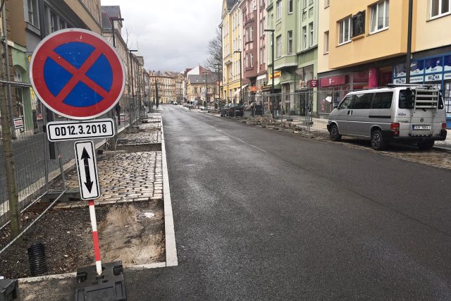 V nově zrekonstruované ulici Prokopa Holého se propadá dlažba | foto: Daniela Pilařová,  Český rozhlas