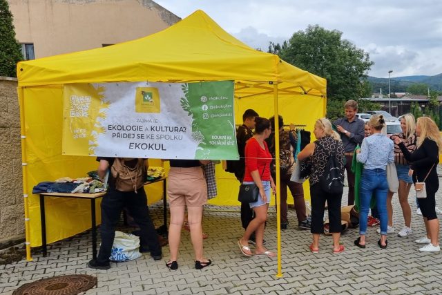 Další SWAP v Litvínově nabízel oblečení,  školní pomůcky a učebnice | foto: Jan Bachorík,  Český rozhlas