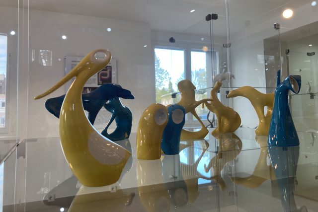 Elegantní porcelánové figury v bruselském stylu jsou k vidění v Domě porcelánu s modrou krví v Dubí | foto: Gabriela Hauptvogelová,  Český rozhlas