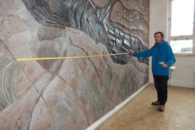 Muzeum v Teplicích zachránilo na poslední chvíli reliéf z budovy bývalé Geoindustrie v Proboštově | foto: Roman Nešetřil